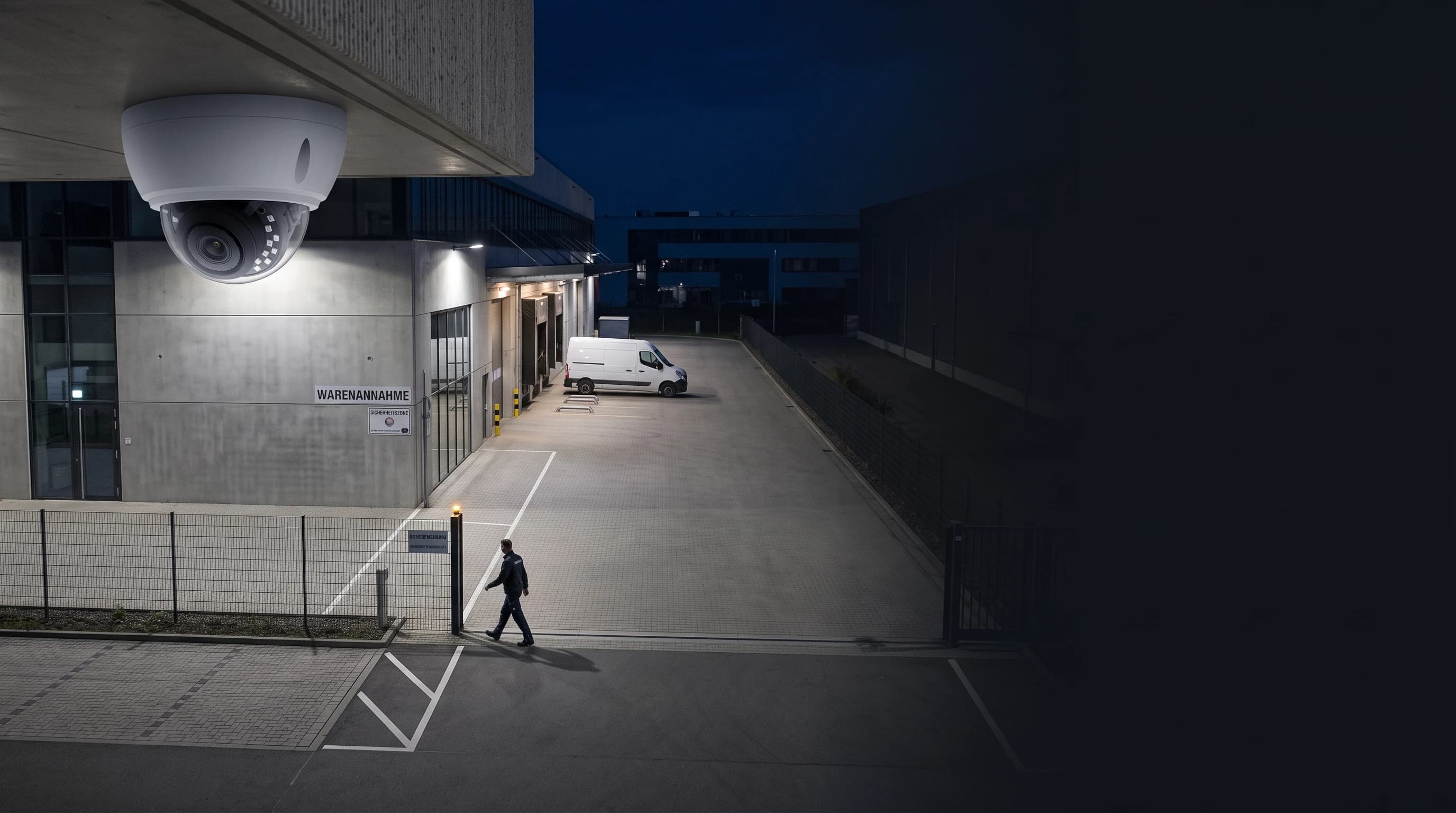 Überwachter Logistikeingang bei Nacht mit Person und Lieferfahrzeug