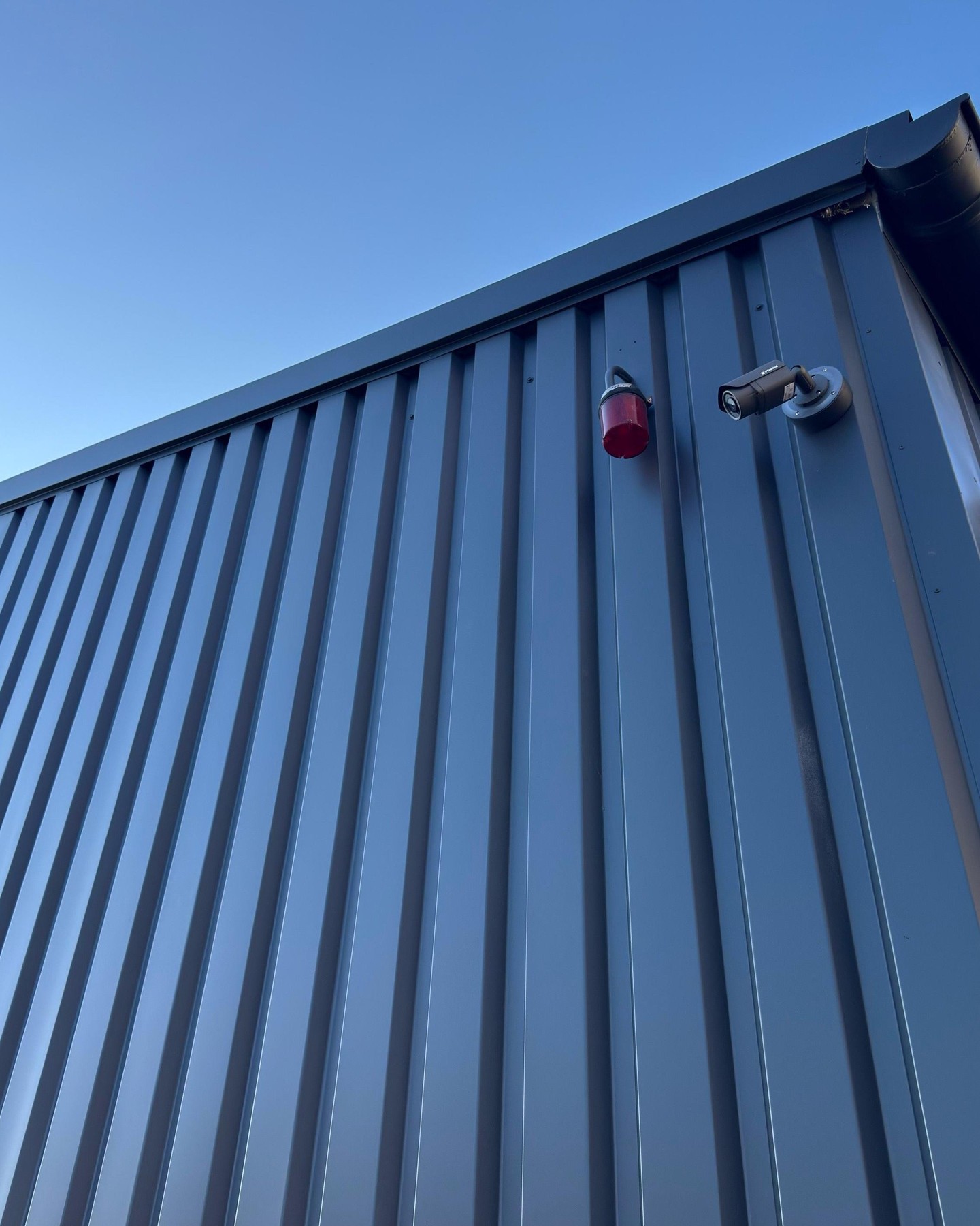 Bullet-Kamera an Außenfassade eines Autohändlers