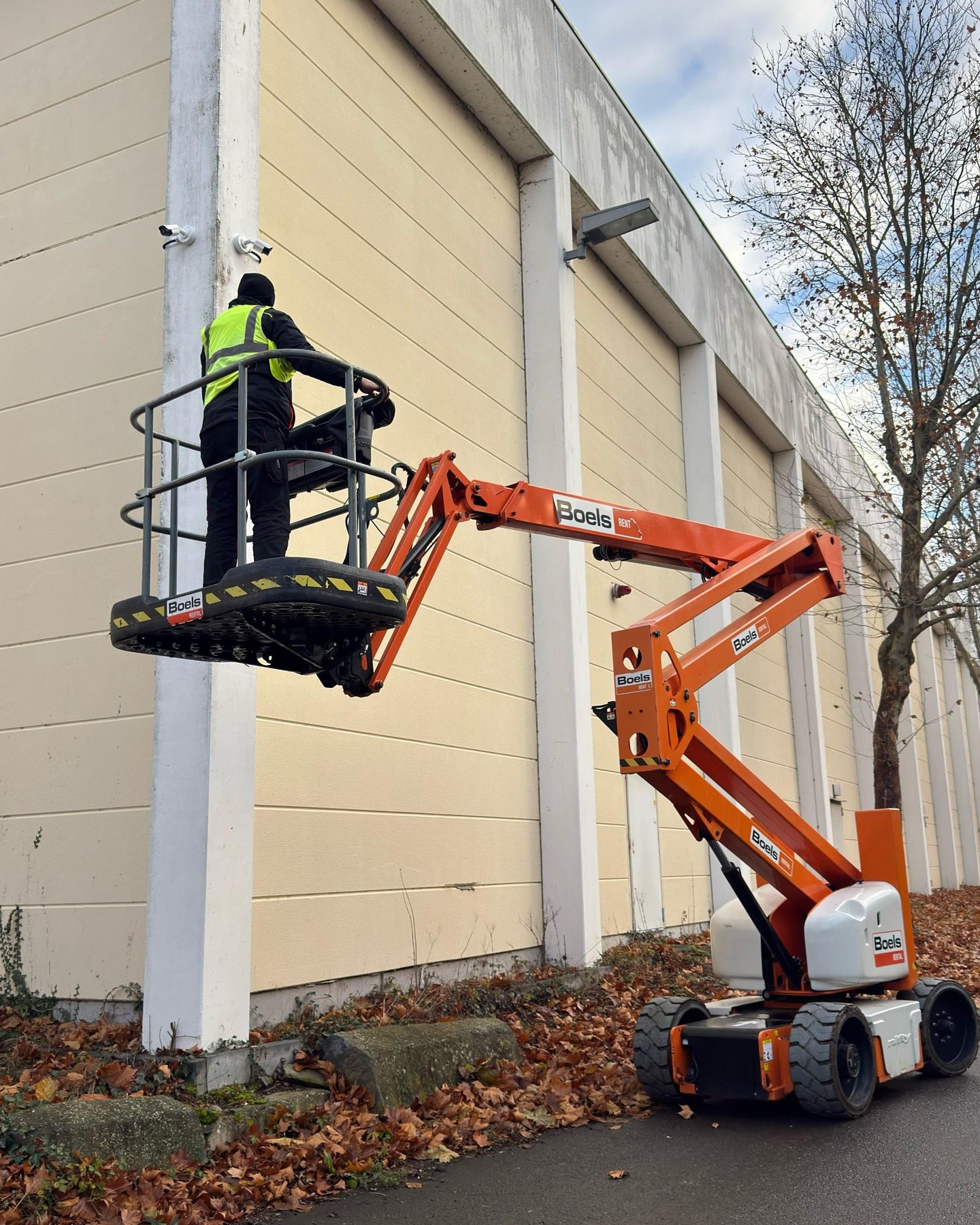 Techniker bei Kamerainstallation im Logistikzentrum